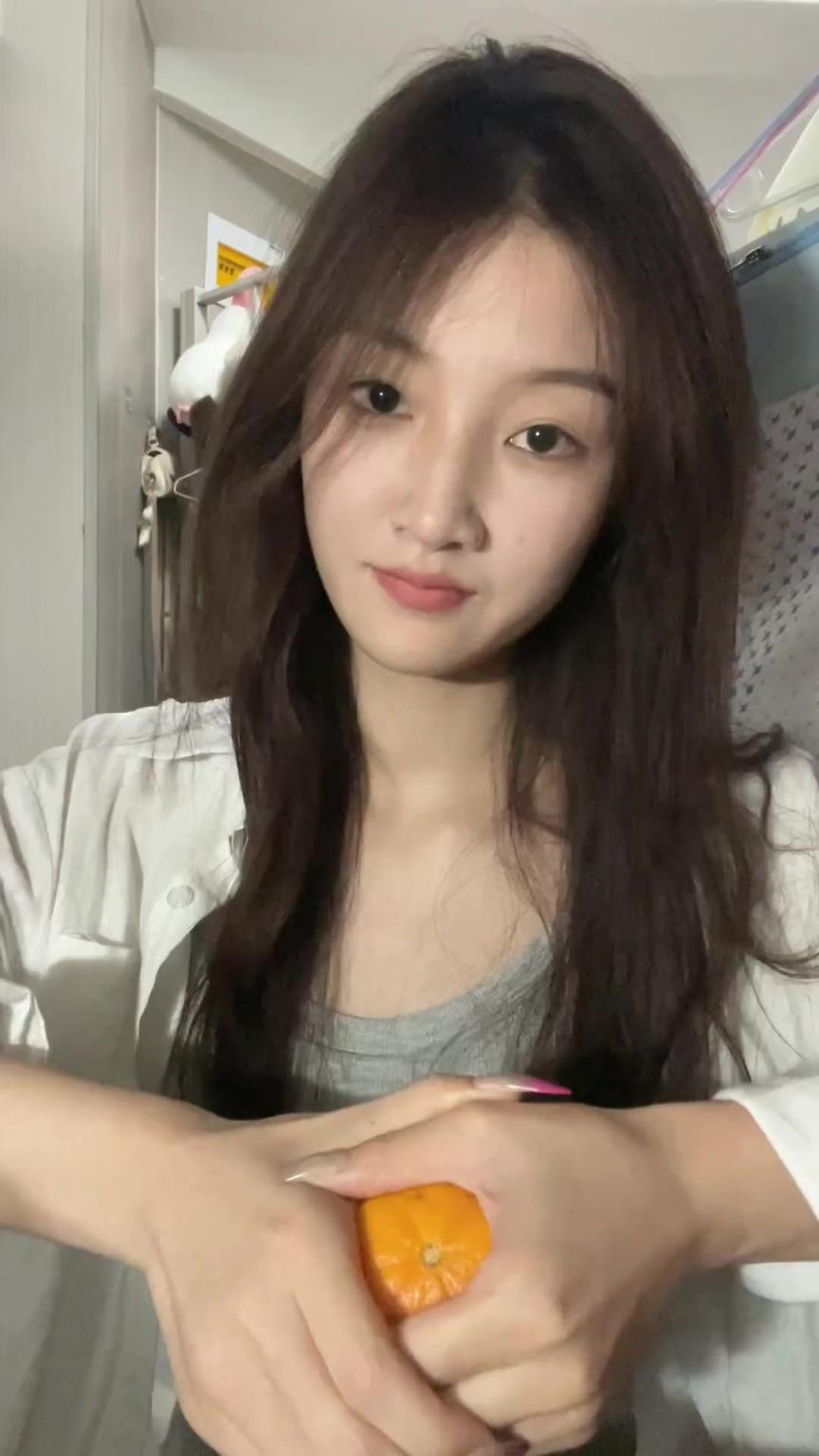 她把橘子弄哪里去了啊？！