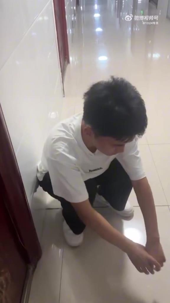 变态男子用卡敲开女生宿舍，偷拍女生内衣被抓！！