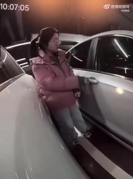 旁边车辆停的也没问题，女子为啥要干这种事呢？