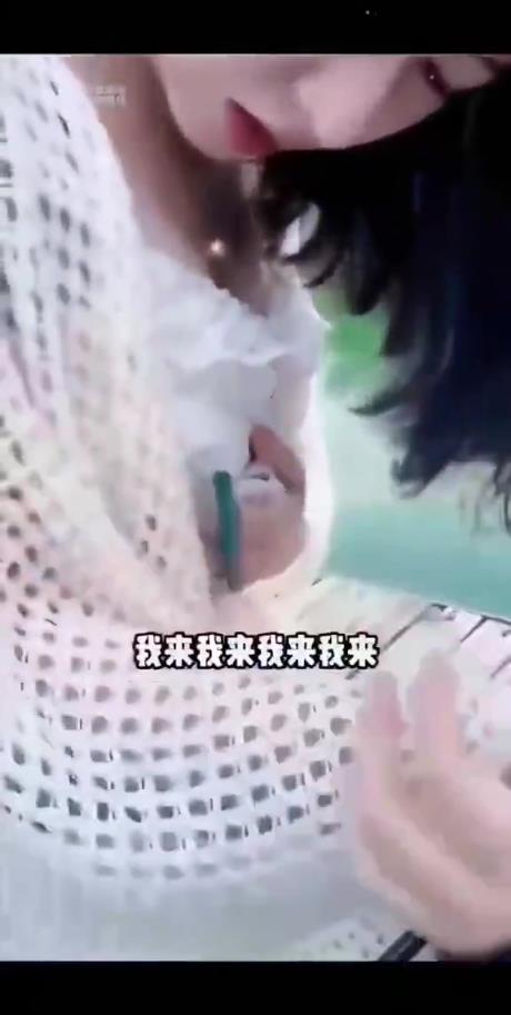 美女的胸部被魚勾子扎到，旁邊的大哥冷靜應(yīng)對(duì)?。? title=