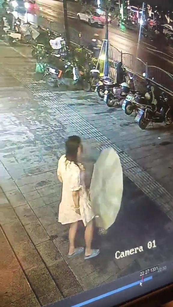 進(jìn)退兩難！穿裙子出來遇到臺(tái)風(fēng)，又怕走光...