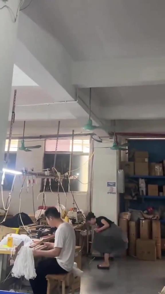 直接拿到裙子底下吹？真的是精心準(zhǔn)備出去約會(huì)??！