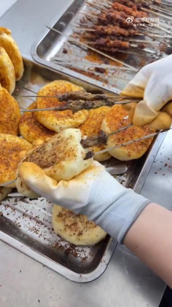 佳木斯 “饼加串” 创意吃法，碳水与蛋白质的双重暴击