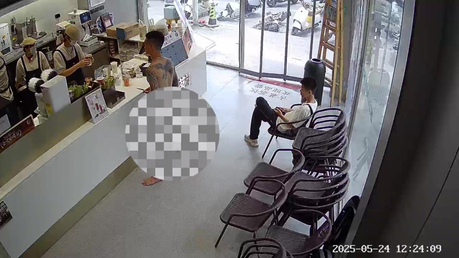 男子全裸進(jìn)奶茶店，幸好他只是買奶茶?。? title=