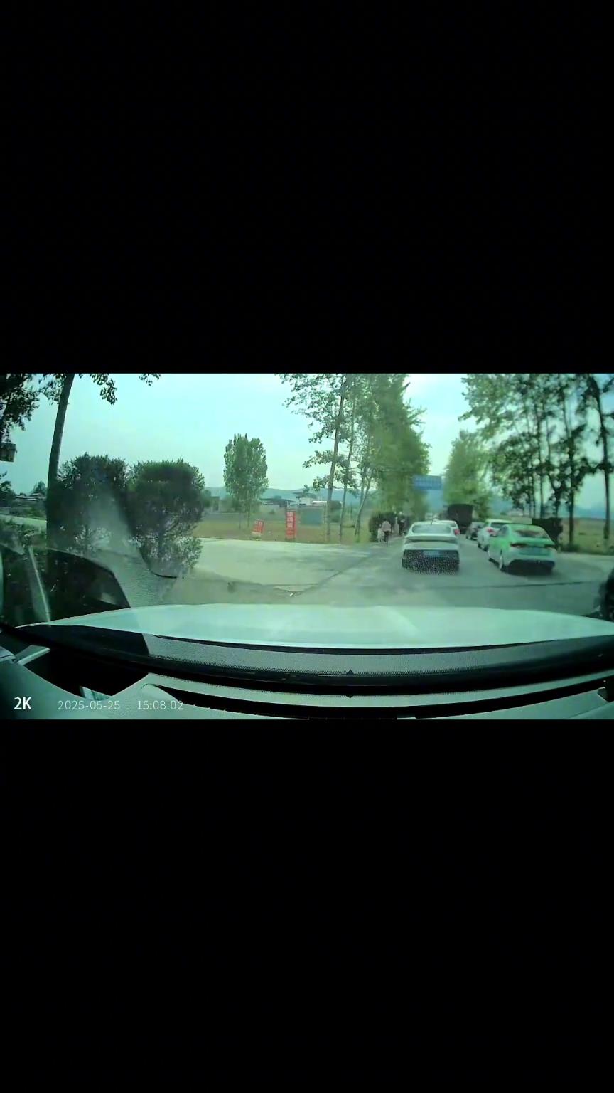 千萬不要盲目的跟著其他車走小路