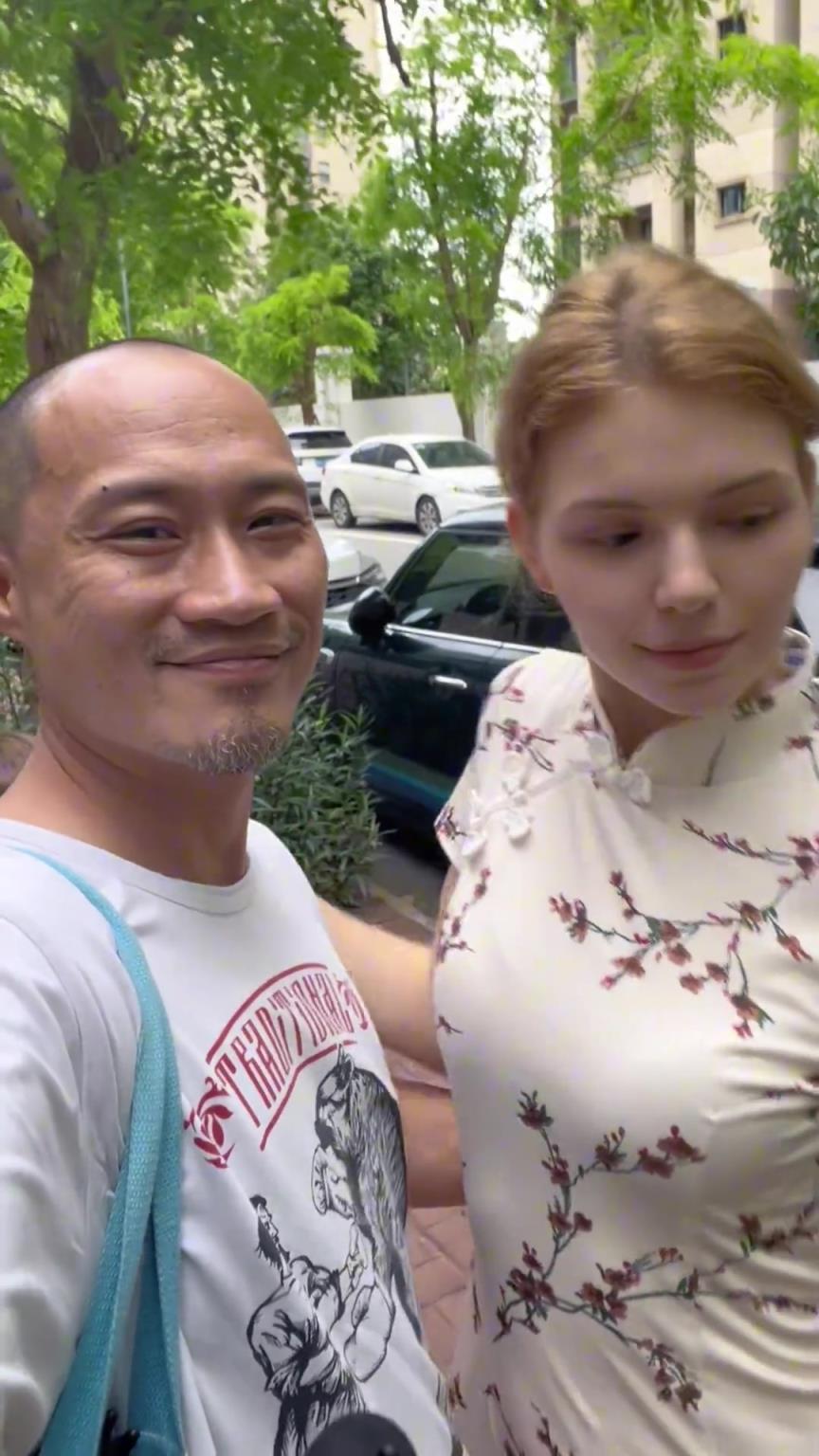 男子和外國(guó)老婆秀恩愛(ài),網(wǎng)友:氣死我了!!!!