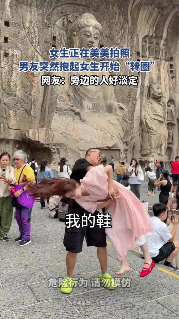 拿女友当健身器材？女生拍照时被男友突然抱起转圈！