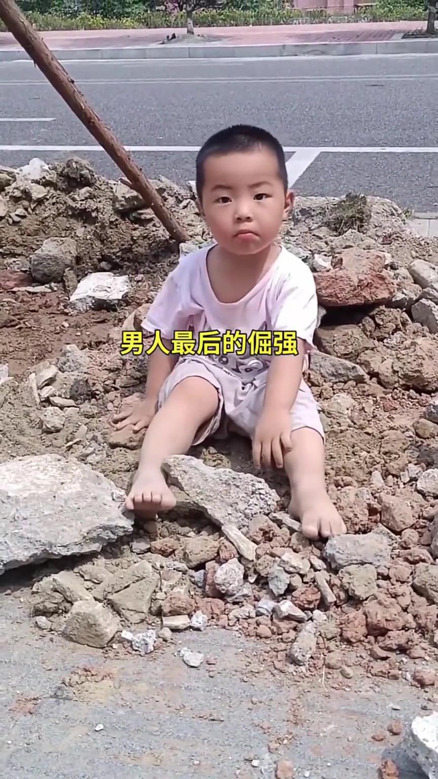 搬起石頭砸自己的腳，真的是第一次見到！