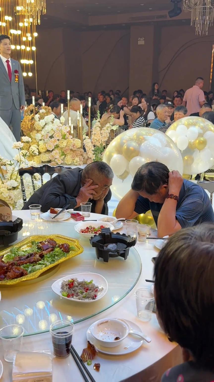 大爷内心：我就来吃个饭，一会起立，一会放炮