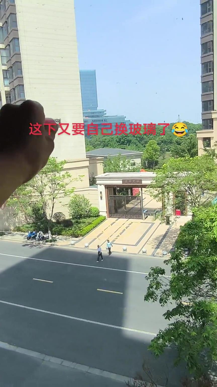 神人啊，拿自己家窗戶試破窗器