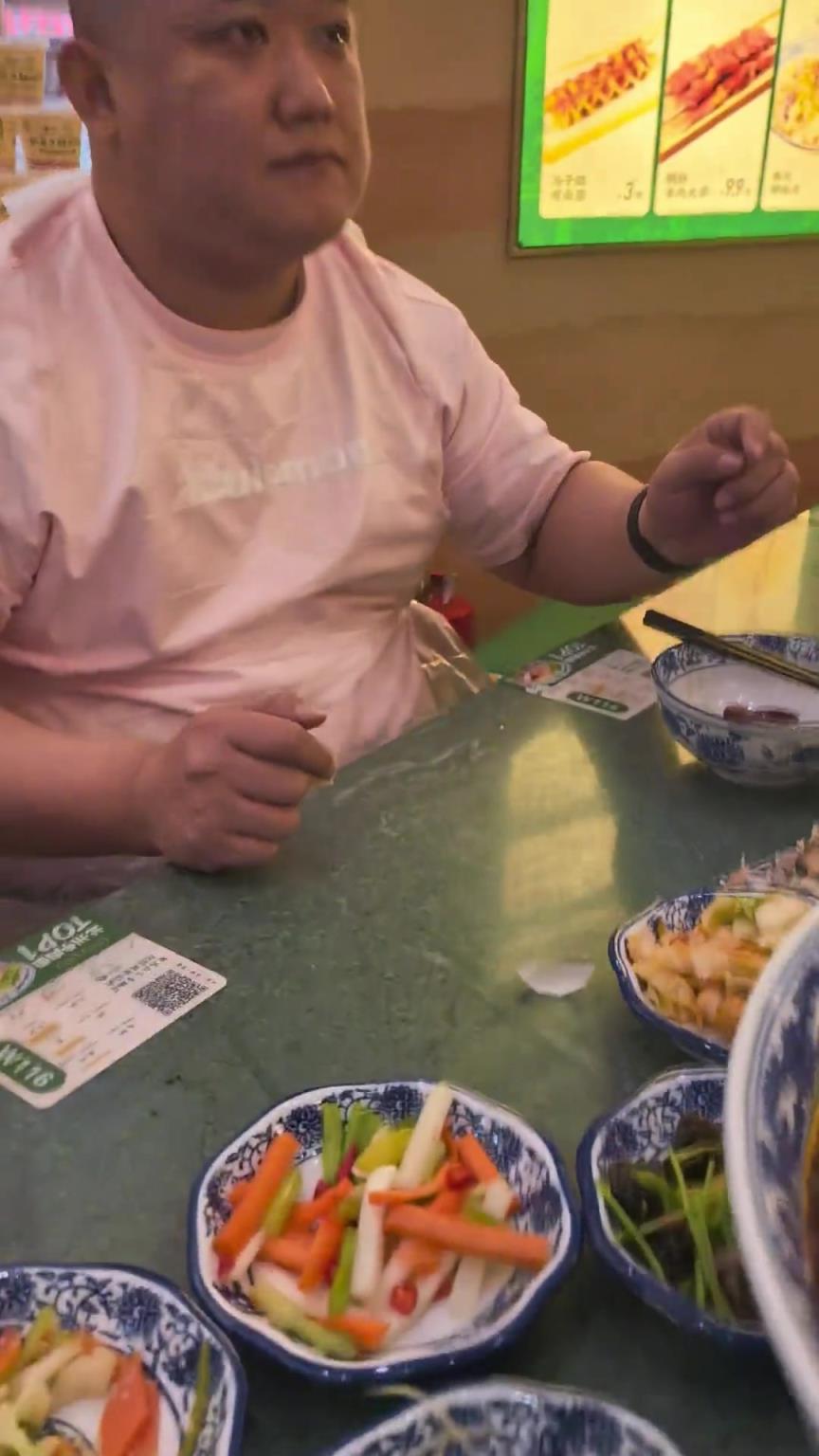 服务员戴金手表金戒指上菜？这对吗