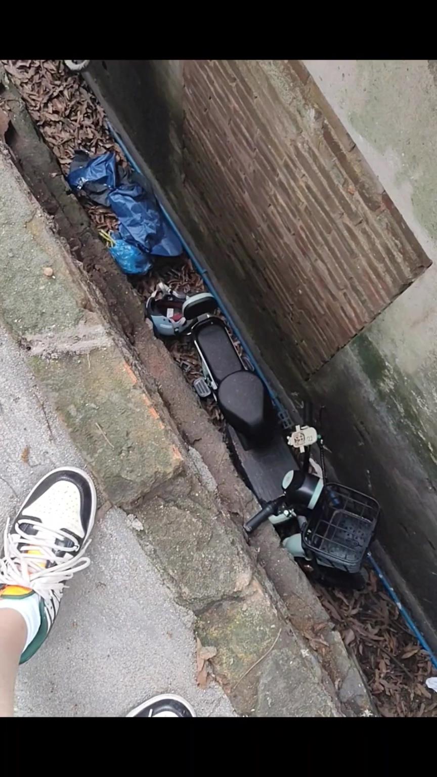 你這停車技術挺好啊，要騎的時候不還得撈上來？