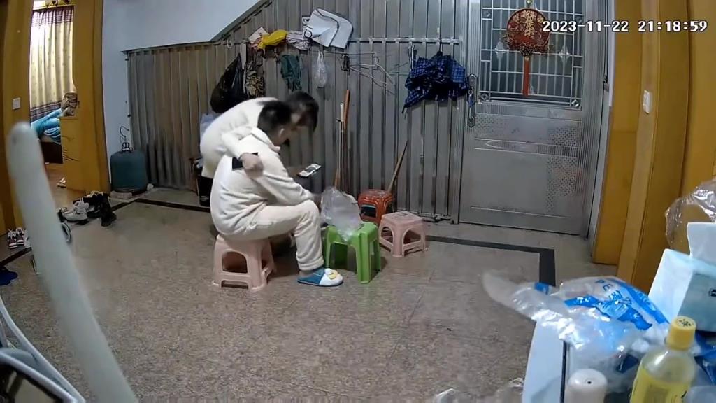 嬌妻的份量！老婆求丈夫抱抱，上去之后椅子遭殃