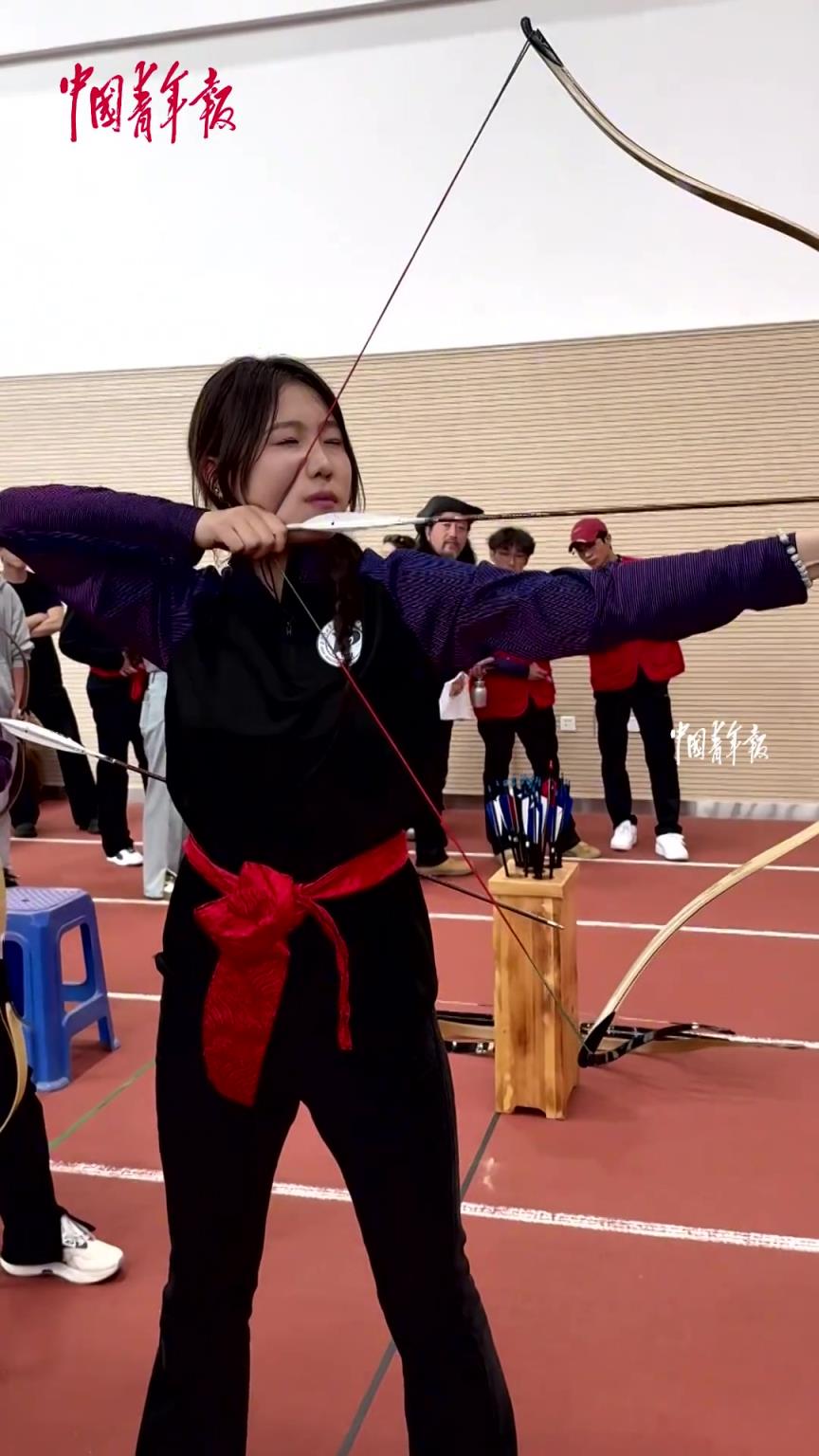 張弓搭箭，眼神堅毅！高校女生參加運動會射箭比賽，又美又颯。