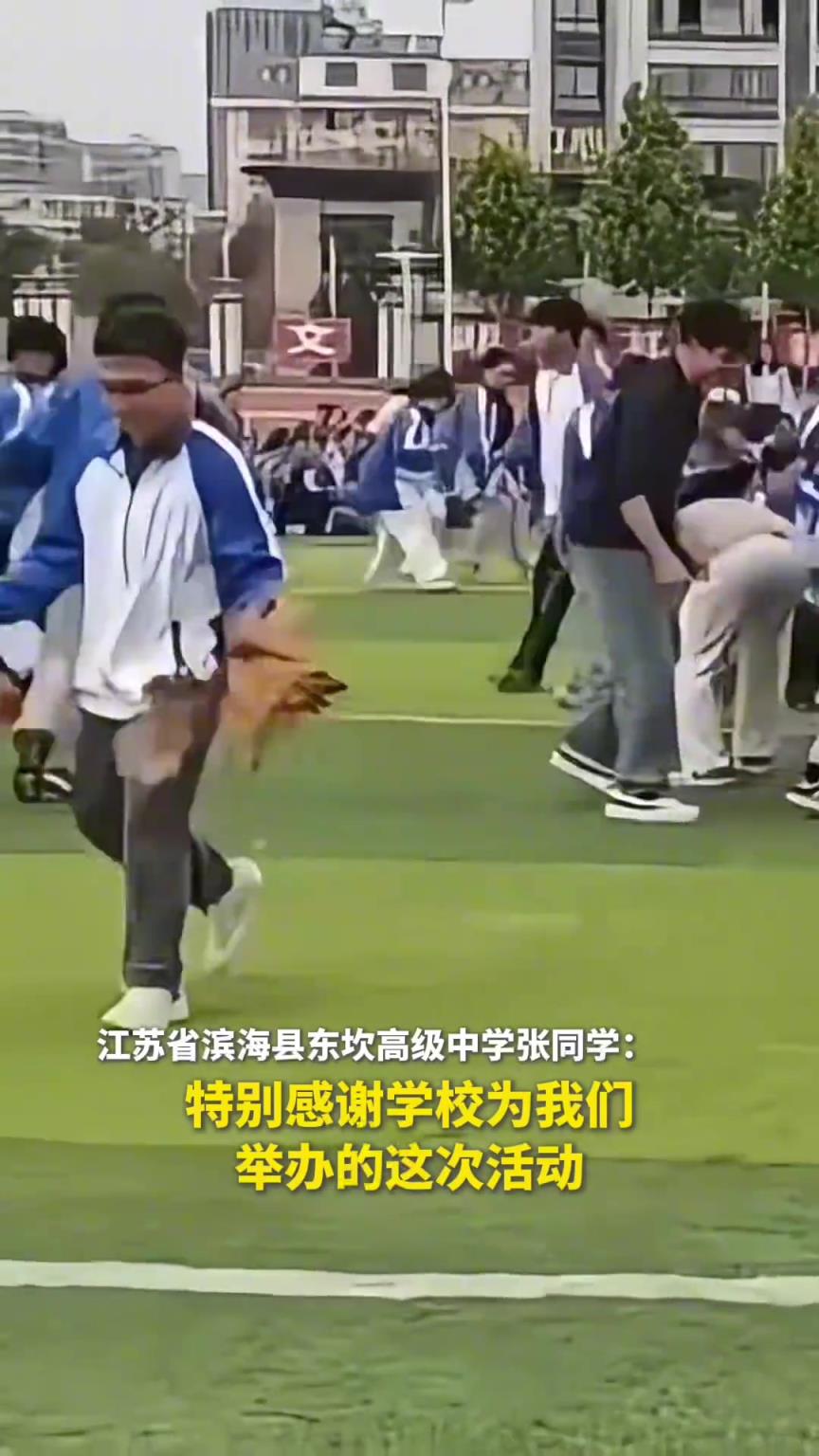 学校组织高三同学抓鸡解压，现场热闹非凡。