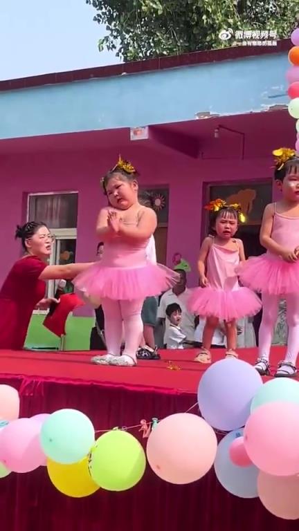 小胖妞成臺柱子，獨自撐起舞臺，幼師懂其含金量