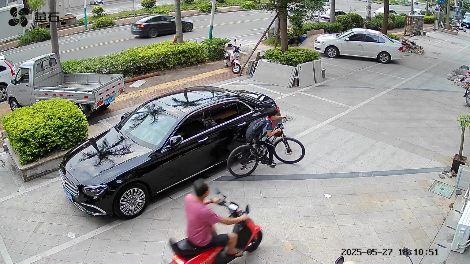 不好好騎車(chē)，這下好了刮到車(chē)了還跑！
