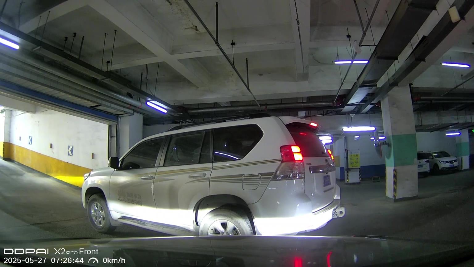 小車地庫(kù)出口溜車，感謝前車扛下了所有！