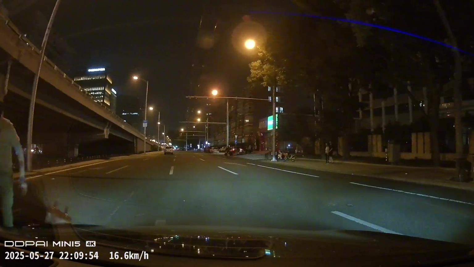 外賣小哥為了抄近路，結(jié)果和撞上了正常行駛的摩托車...