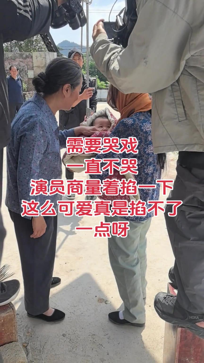演员说她还冲我笑，真掐不了，这么可爱的宝宝！