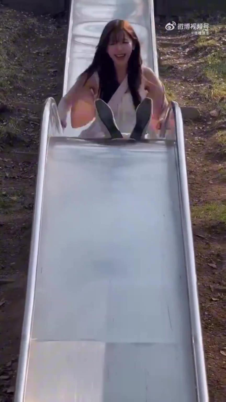 白裙美女滑梯飛馳,甜度超標!!!屁股不痛嗎