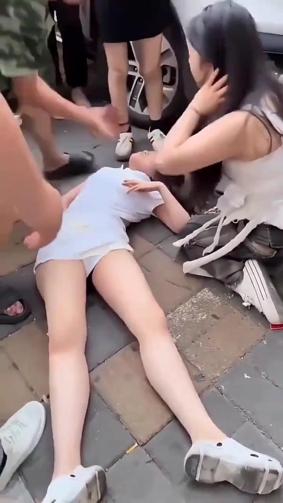女子在路上休克，熱心男想做心肺復(fù)蘇被其閨蜜一把推開(kāi)！
