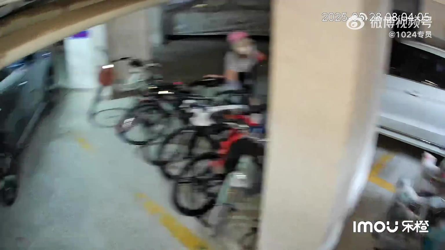 女子把电瓶车停在别人车位被挪走，报复性的推倒几辆自行车