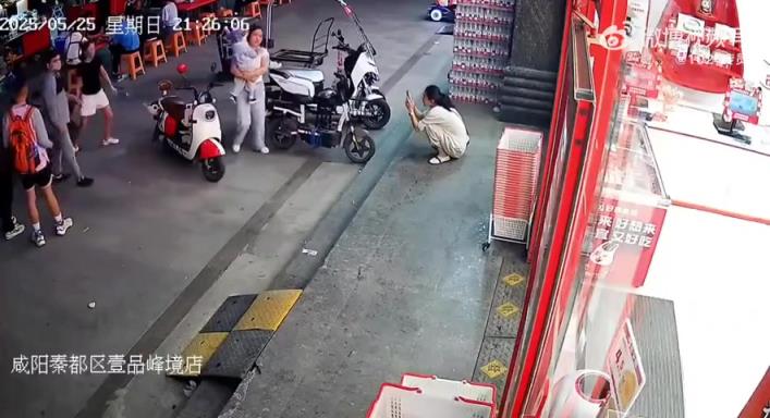 一個(gè)放哨待命，一個(gè)下手偷竊！這些賊真讓人討厭…