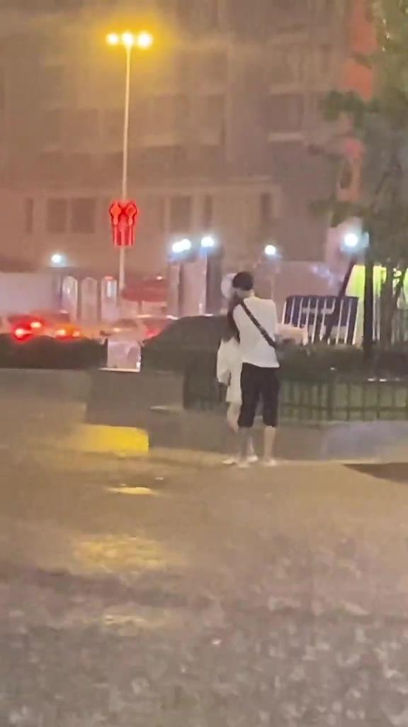 小情侣暴雨中吵架，很有情调呀！！