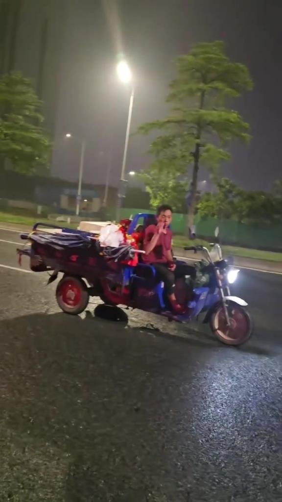 看着就很疲惫的样子，太不容易了