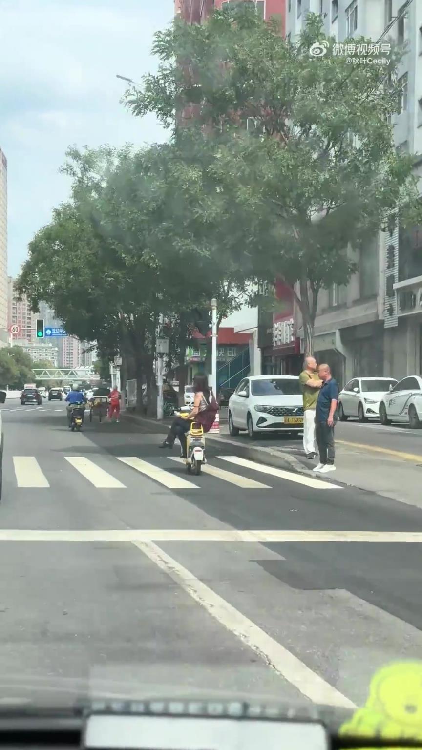 女生这样骑车，不怕摔跤毁容啊？！