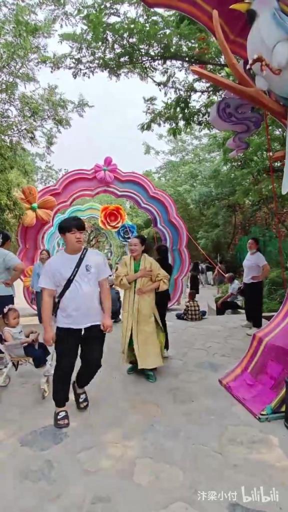 开封偶遇“断头舞”大姐，如果不是亲眼所见，很难相信这不是特效