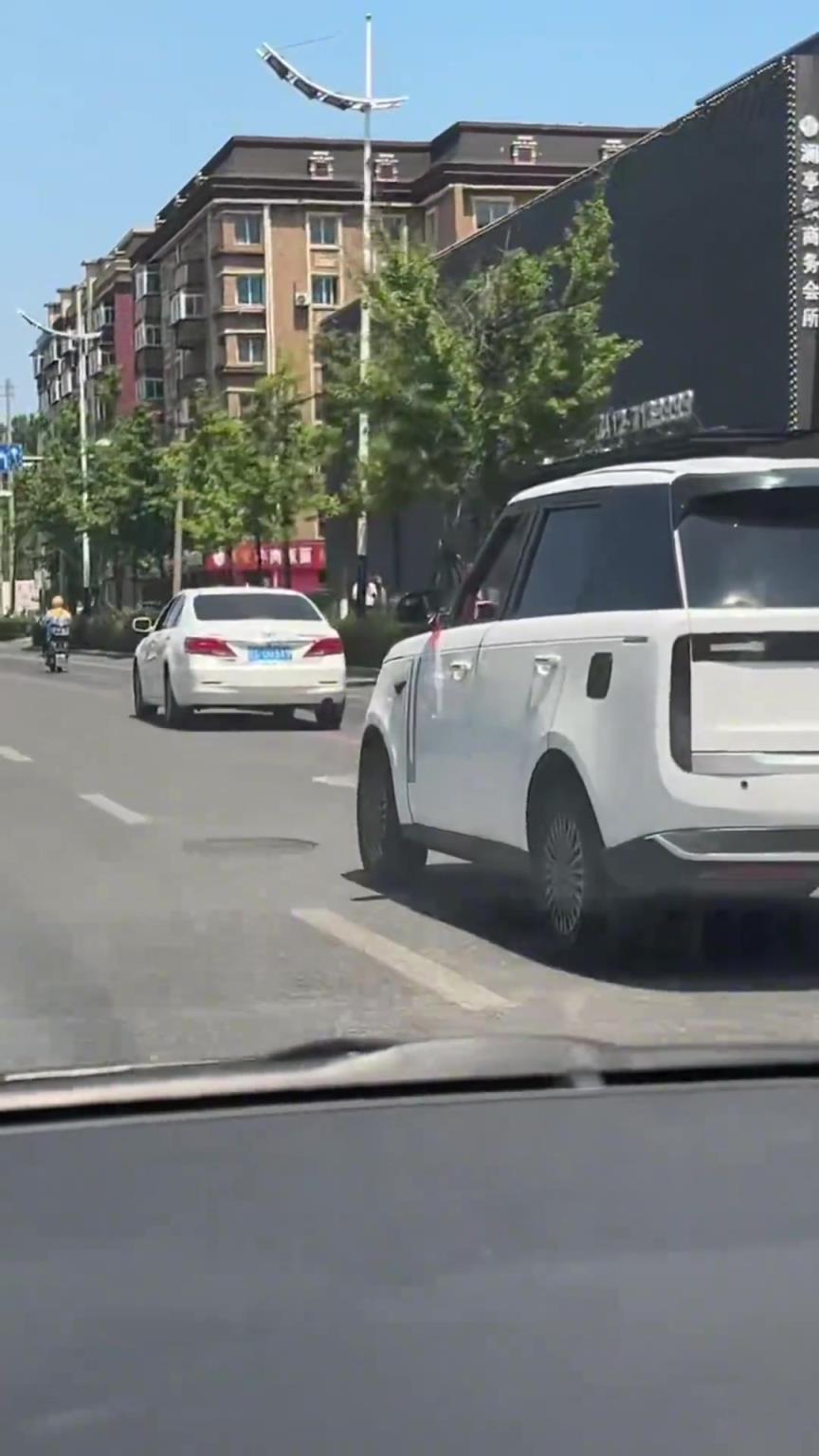 再不管都要出半挂了，老头乐都赶上大型suv了