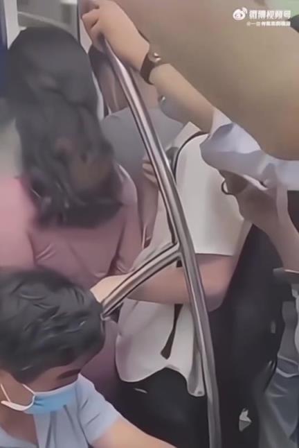 女生地铁上遇到这种情况该咋办？？