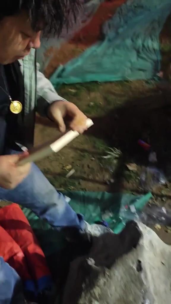 找了個超市去看菜板，老板說這是天然竹砧板，絕對沒問題。結果。
