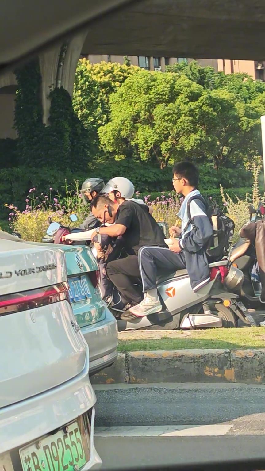 看給孩子急的，端著碗就出來了
