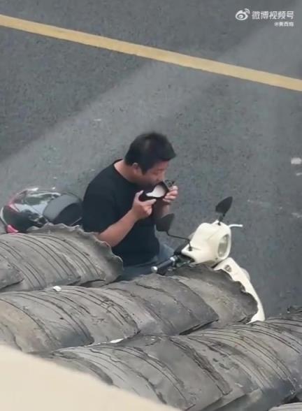 大庭廣眾之下就開始“舔”，都不避人了？