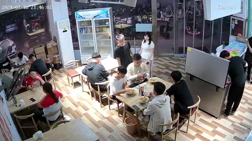 这男的不会被打吗？