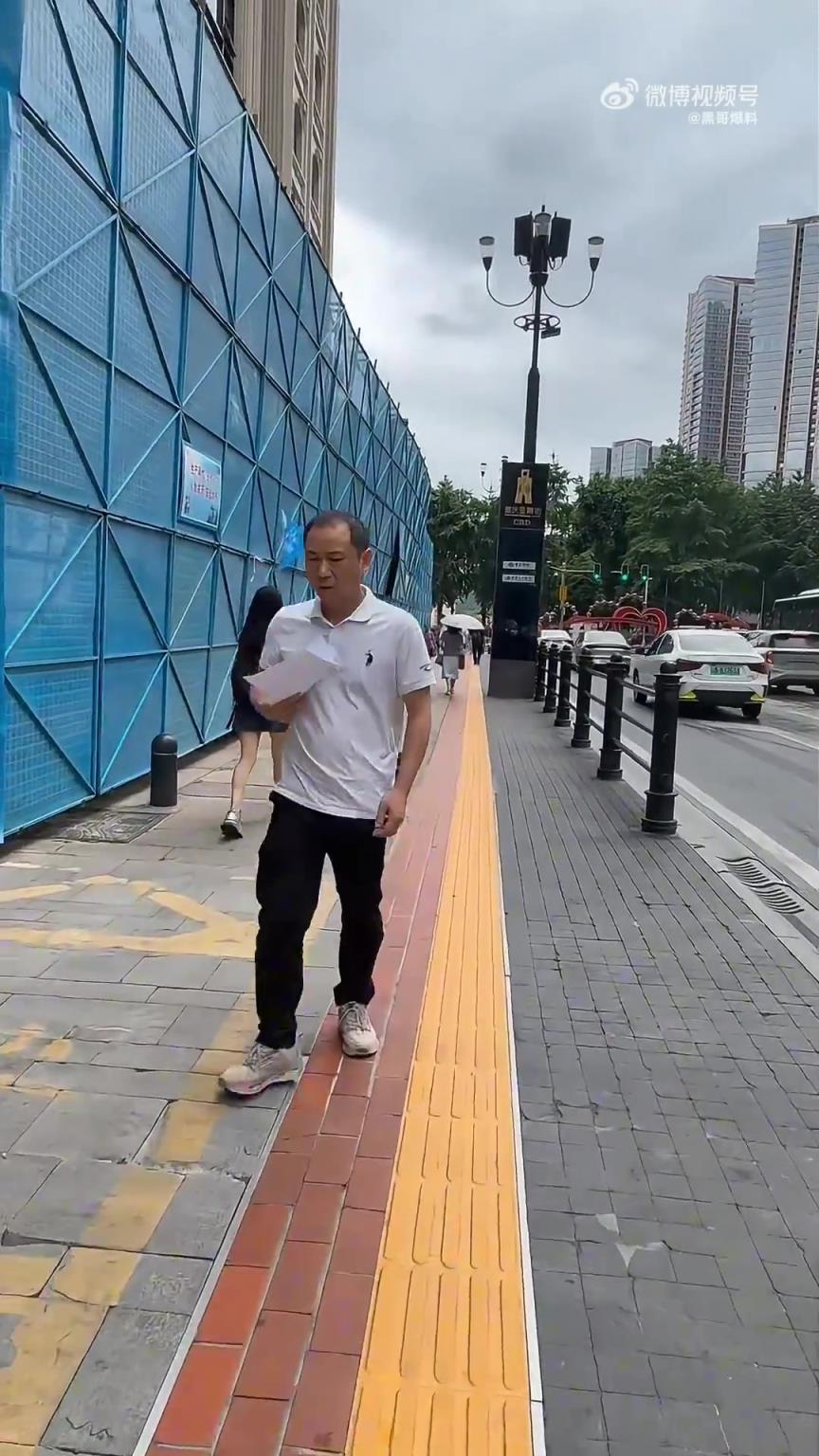 重慶渝中區(qū)較場(chǎng)口重慶信托大廈外腳手架垮塌