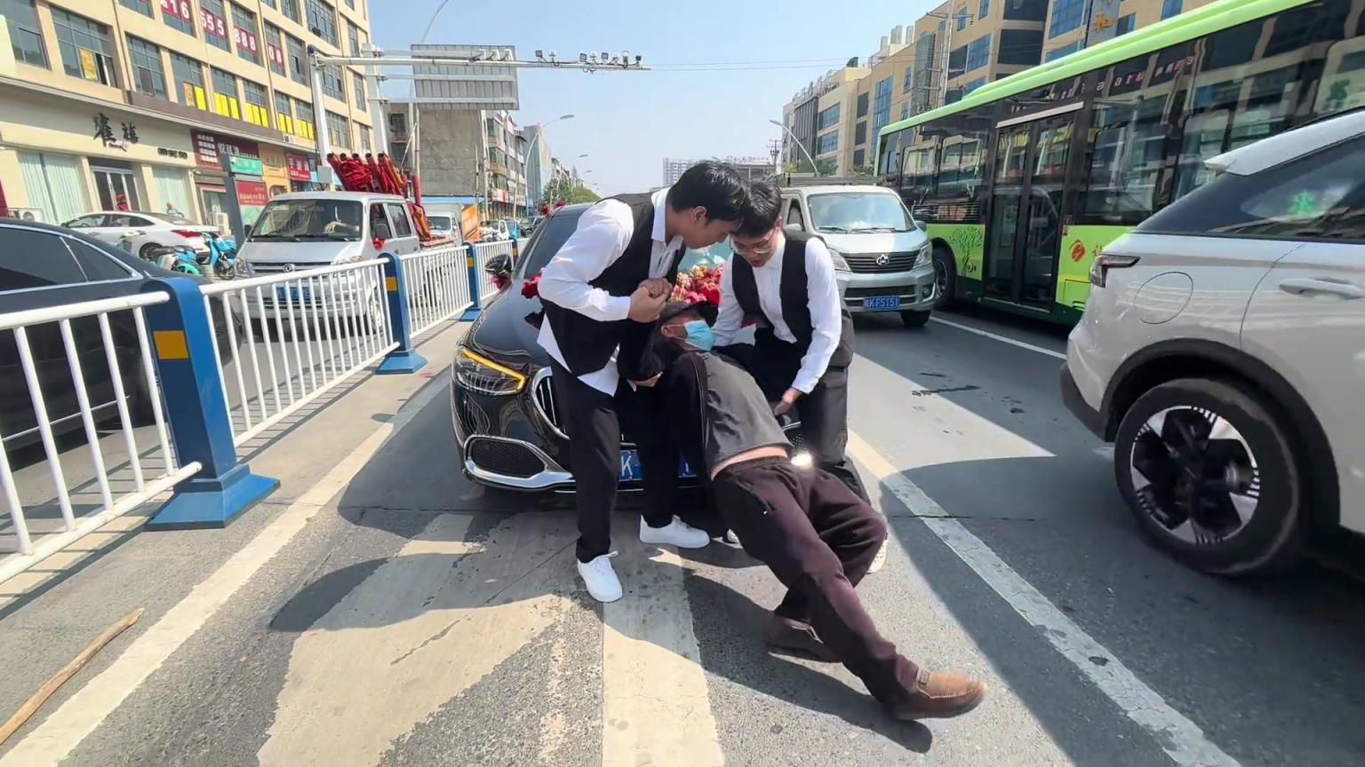 攔婚車給了紅包不行，還非要喜煙不給不走，這下舒服了吧