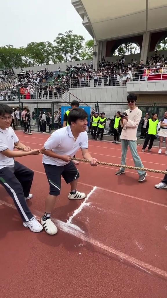 眼里沒有一點(diǎn)興奮，全是對繩子拔斷了的懷疑