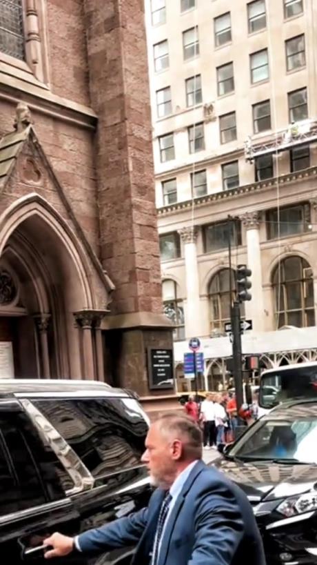 这人气不是吹的，成龙大哥现身纽约被外国粉丝热情围住