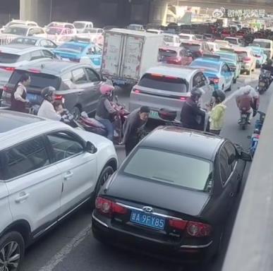 路过的电动车，或许都送上了一声祝福