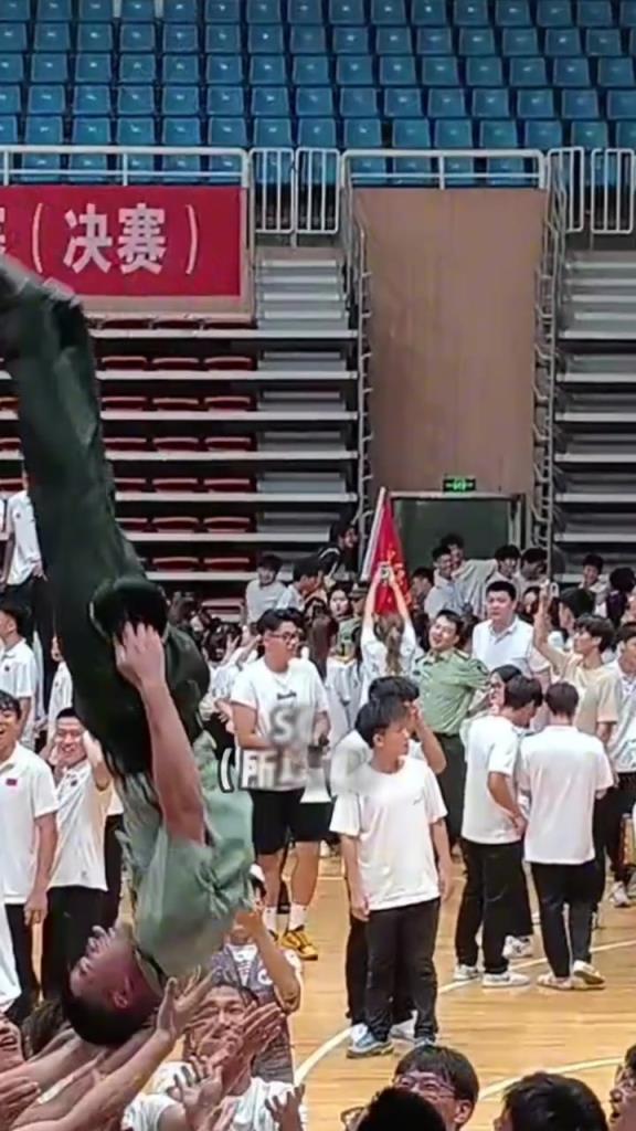 给大家表演一个空中反向站军姿！