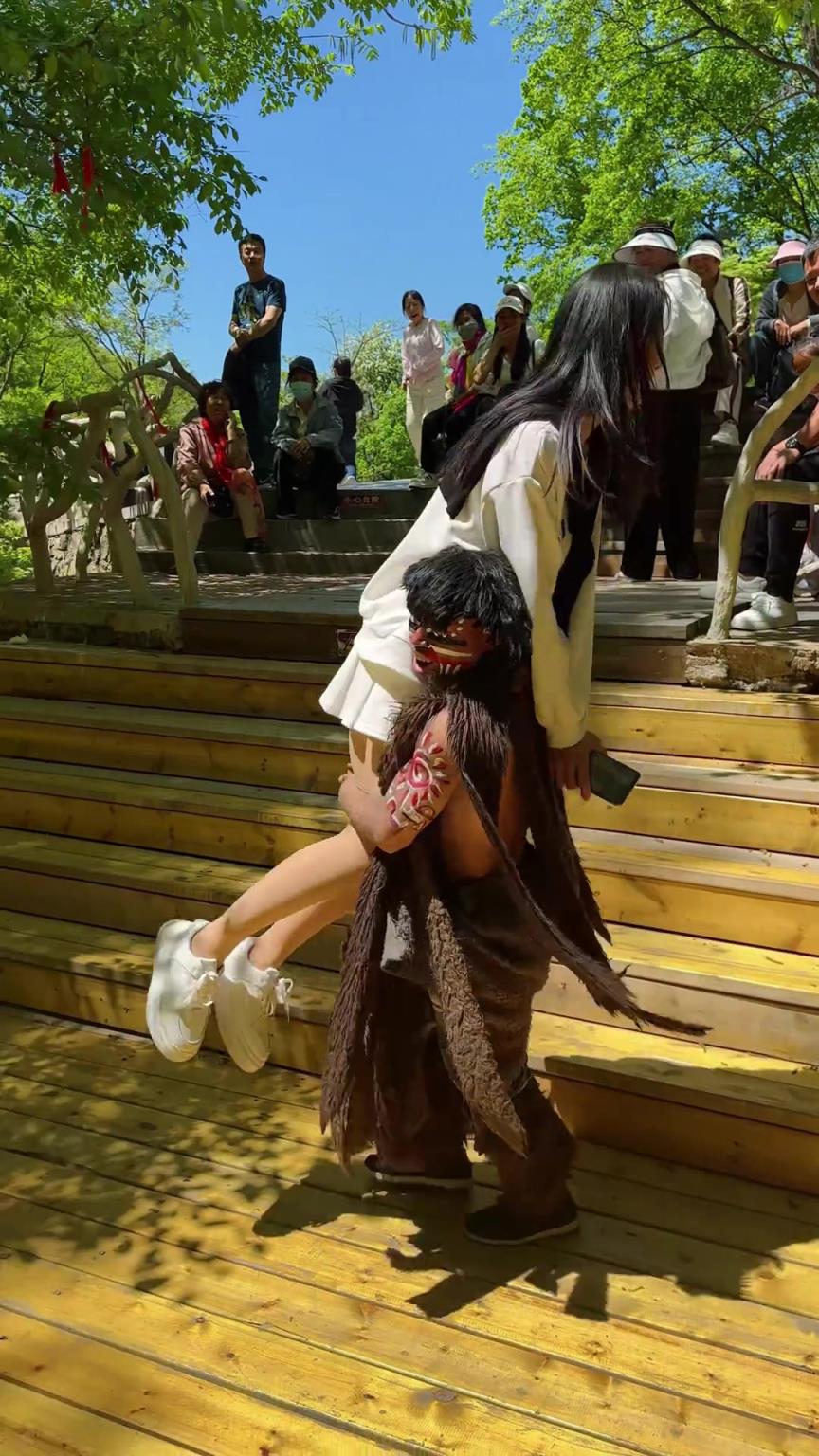 女生就这样被抱走了，他男朋友不会生气吗？