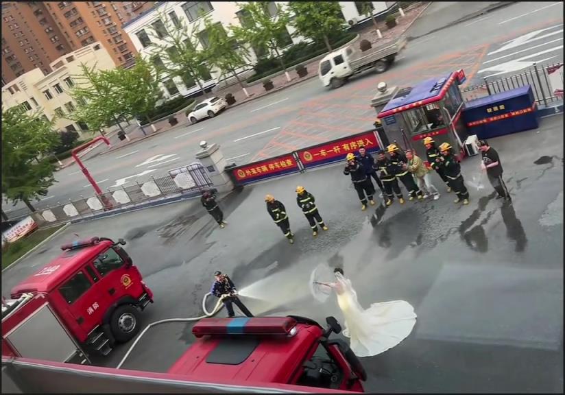 不是哥們，這婚是不想結(jié)嗎？你當(dāng)滅火呢！
