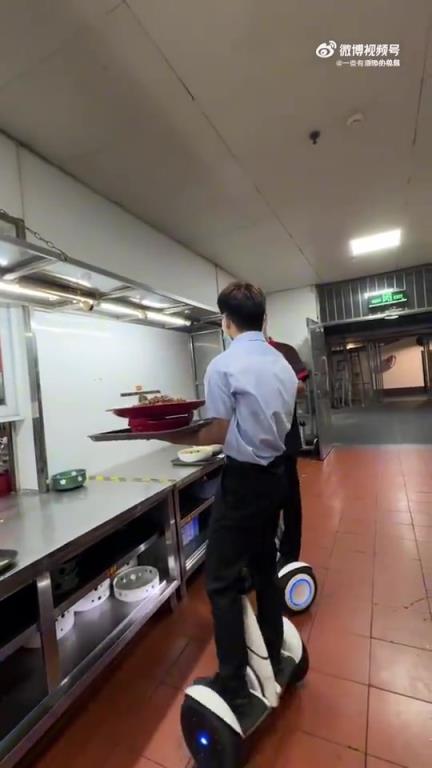 看到這視頻瞬間，懂了我媽那句“端盤子都輪不上你”