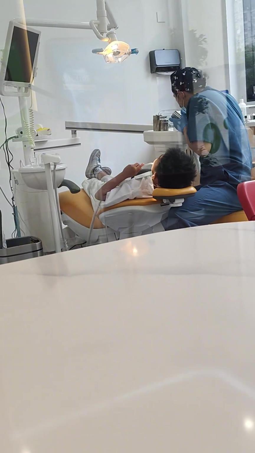 護(hù)士：小孩哥你人還怪好的，把我的活都干了
