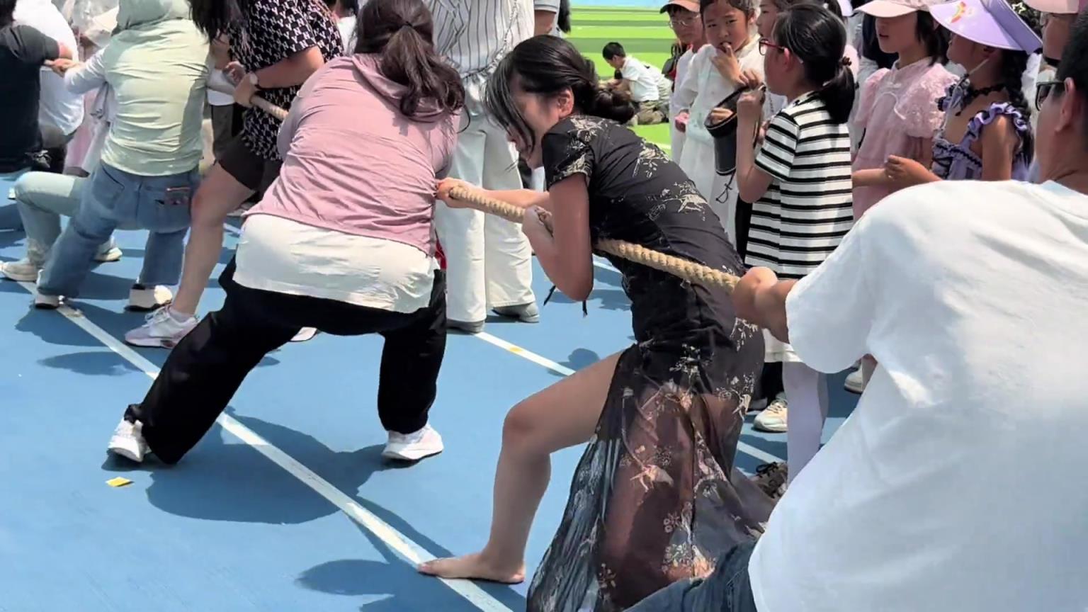 雖然女子穿了旗袍，但真的全身心在努力拔?。? title=