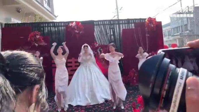婚禮現(xiàn)場新娘伴娘齊跳APT，這創(chuàng)意吸睛不？